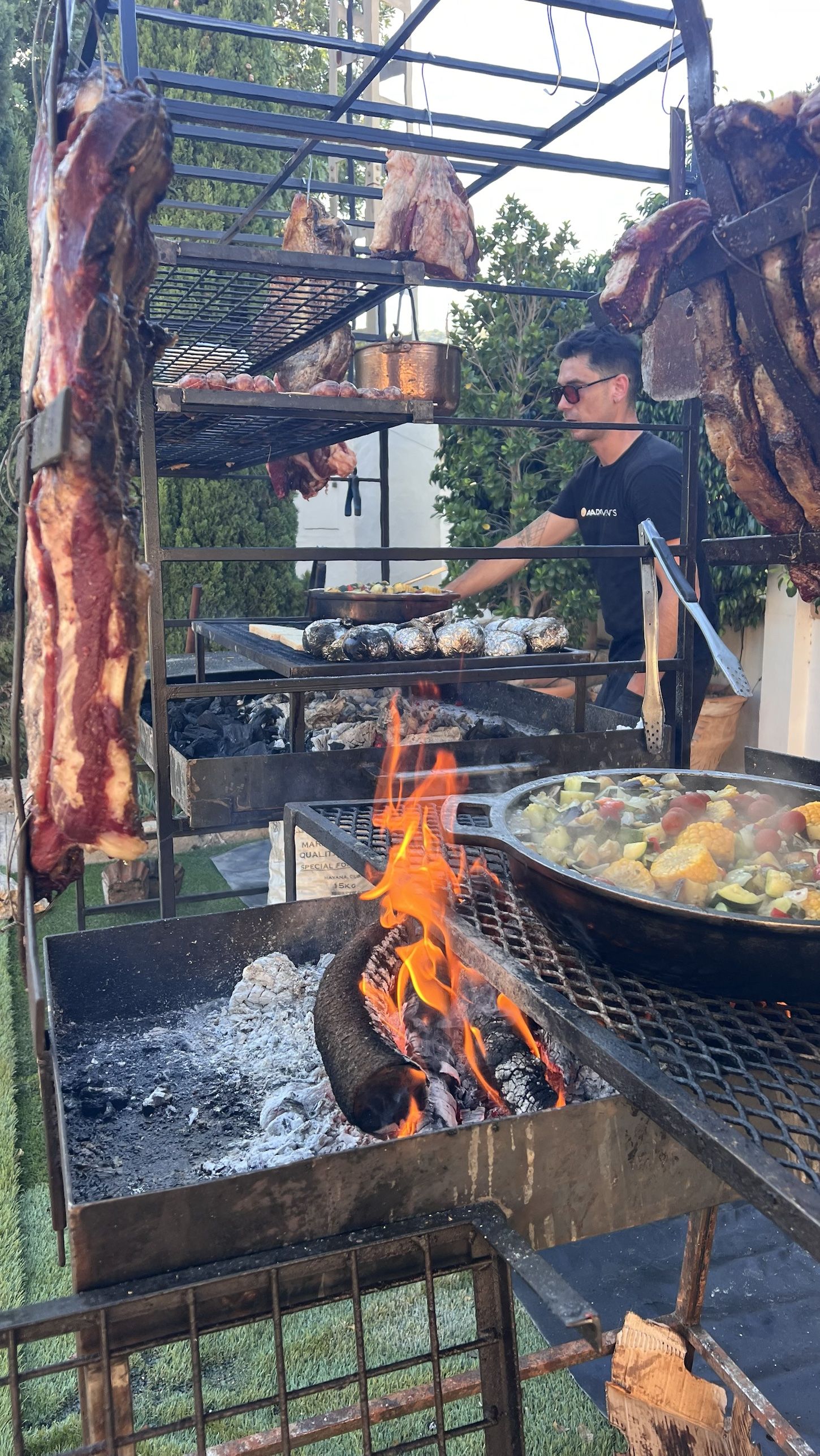 La Pampa Medium en una boda real, mesa completa de asado a las brasas